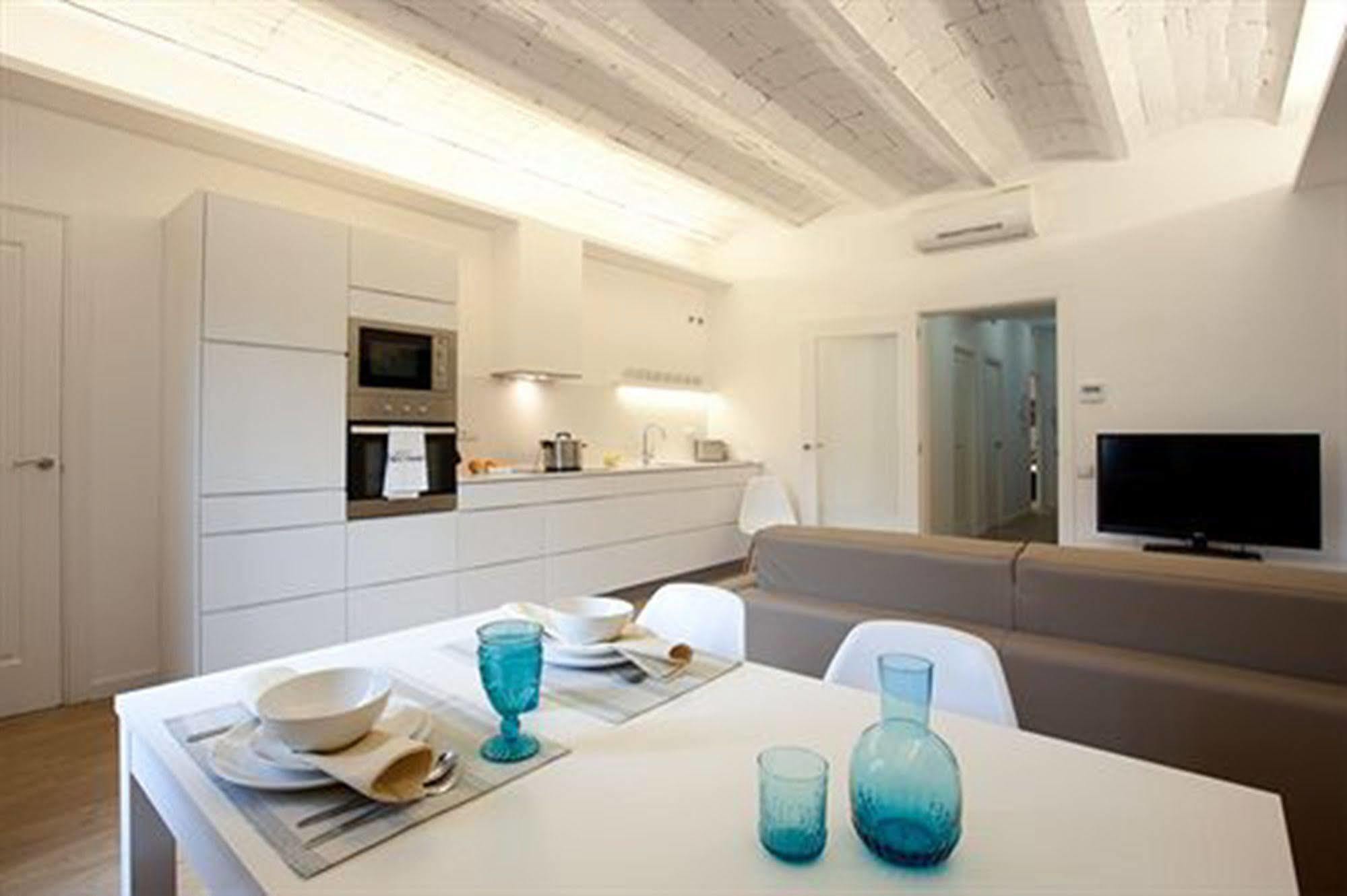 Rent Top Apartments Near Plaza De Catalunya برشلونة المظهر الخارجي الصورة