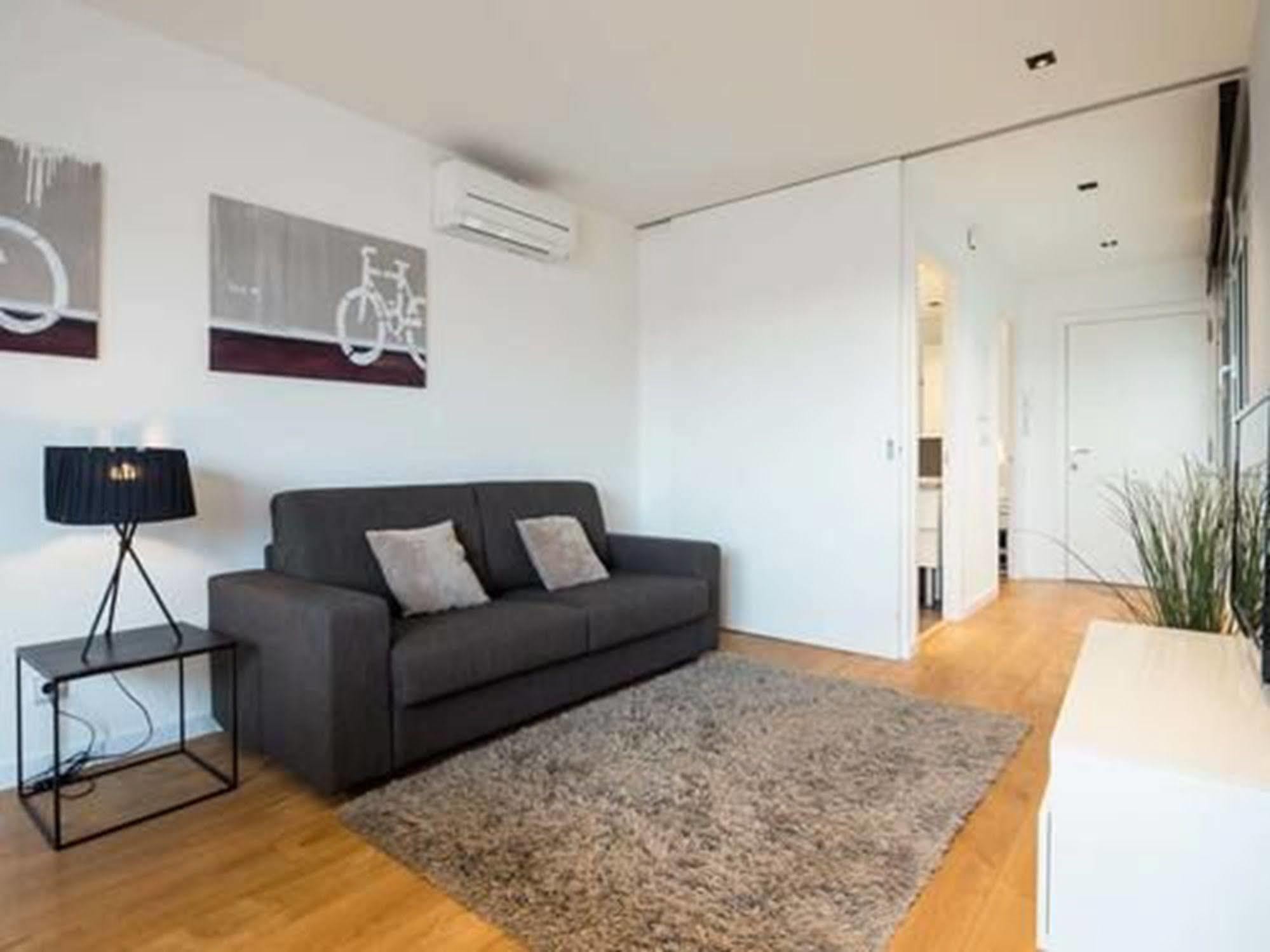 Rent Top Apartments Near Plaza De Catalunya برشلونة المظهر الخارجي الصورة