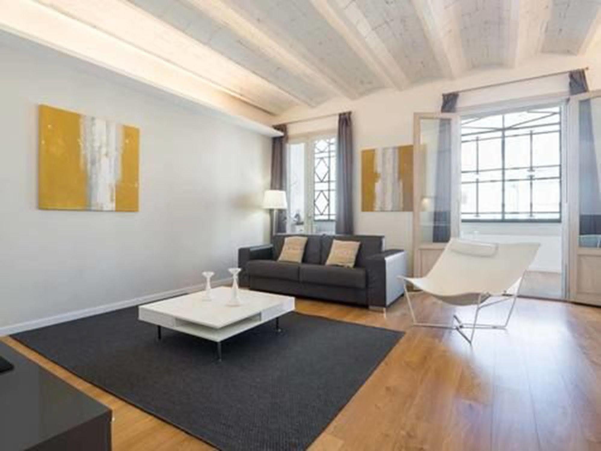 Rent Top Apartments Near Plaza De Catalunya برشلونة المظهر الخارجي الصورة