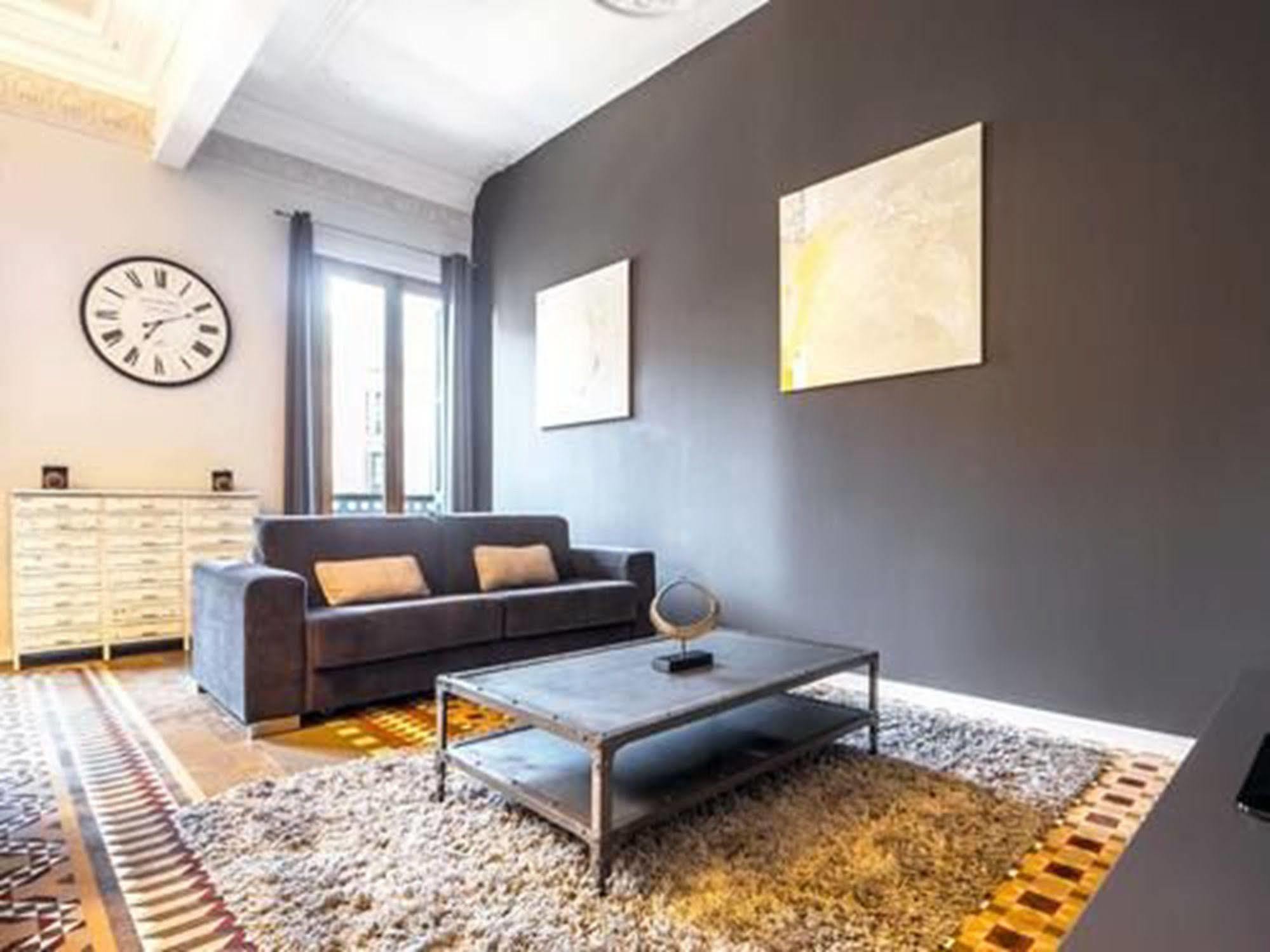 Rent Top Apartments Near Plaza De Catalunya برشلونة المظهر الخارجي الصورة